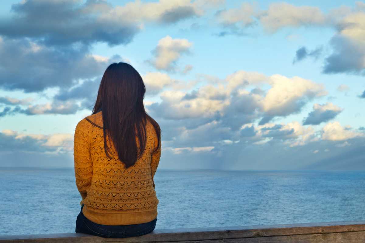 donna sola che guarda il mare