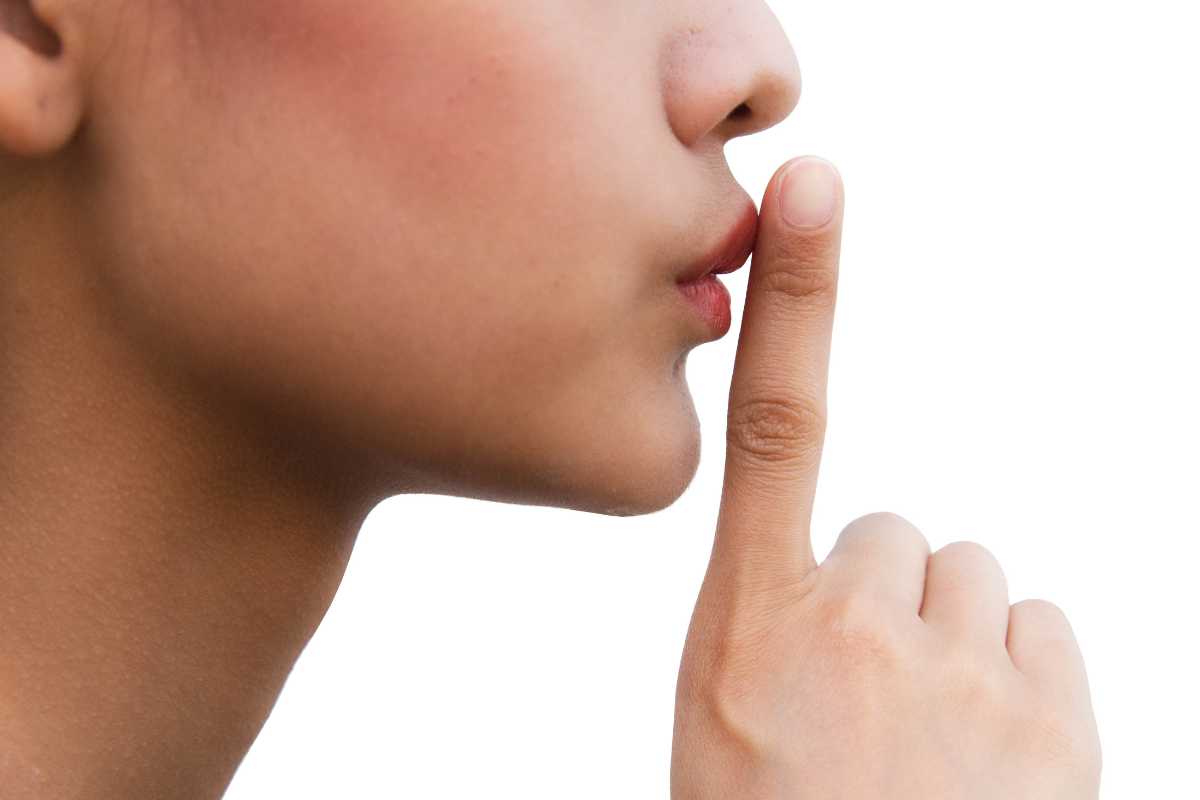 persona invita a fare silenzio