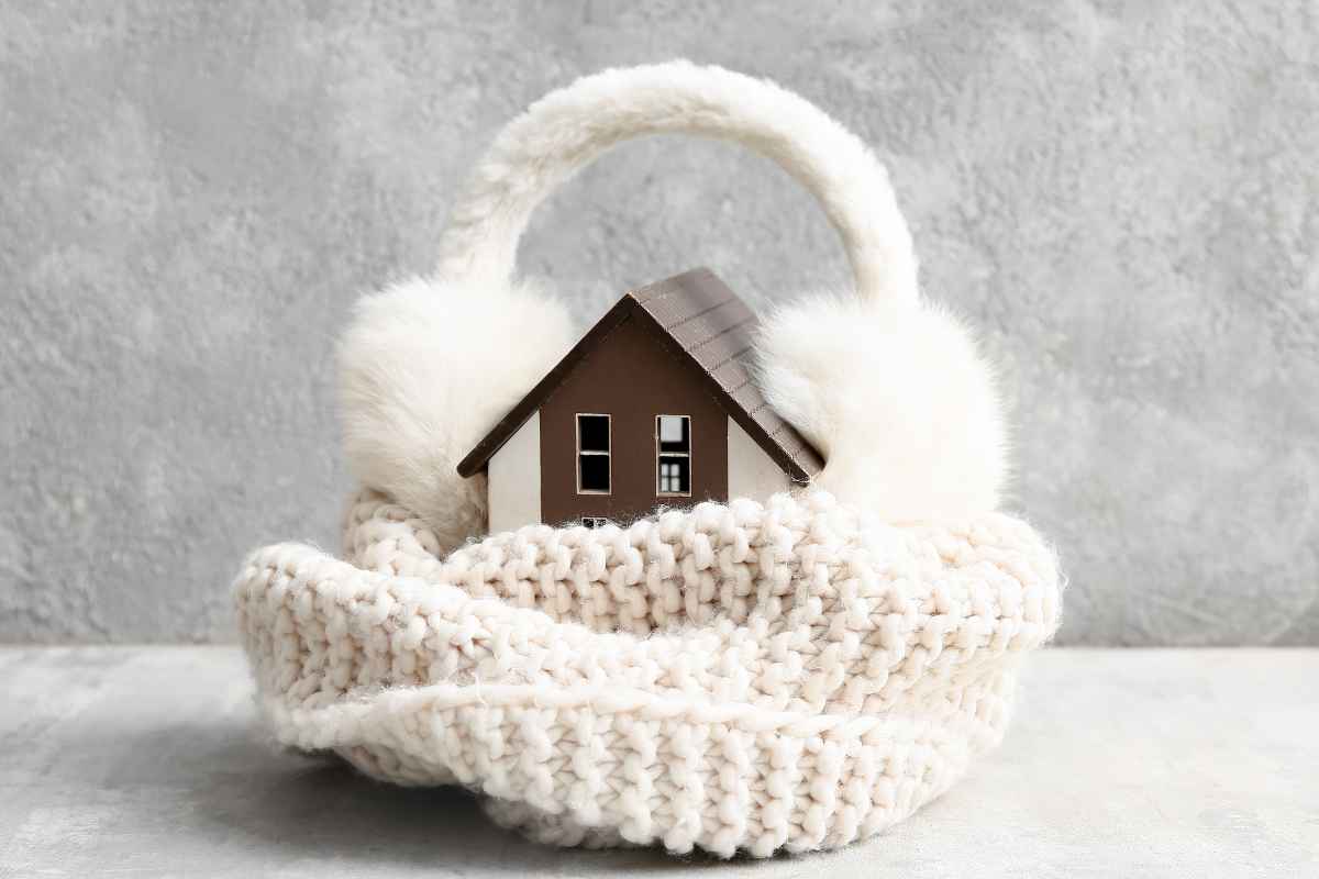 una casetta con cuffie e sciarpa