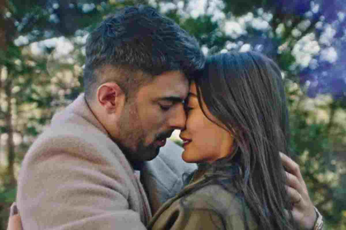 L'abbraccio tra Tahir e Farah