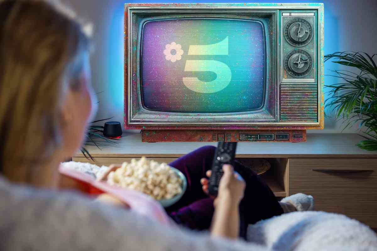 Donna guarda canale 5