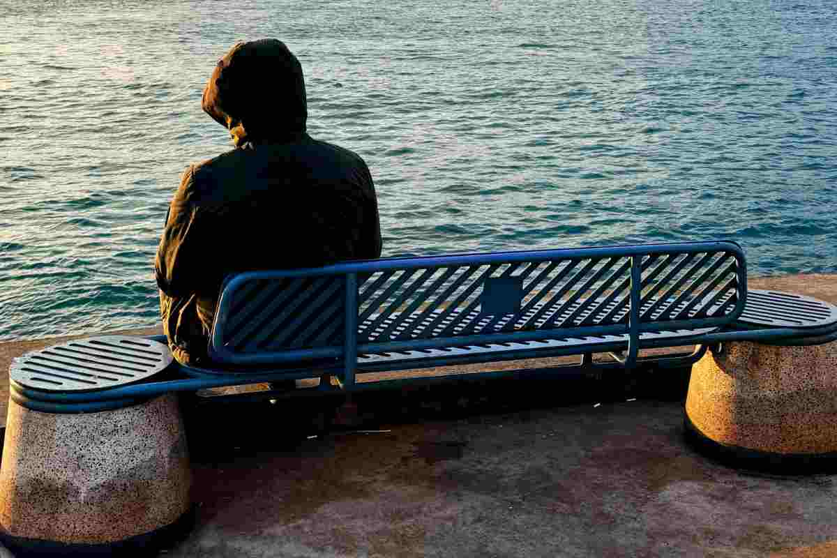 persona seduta sola su una panchina