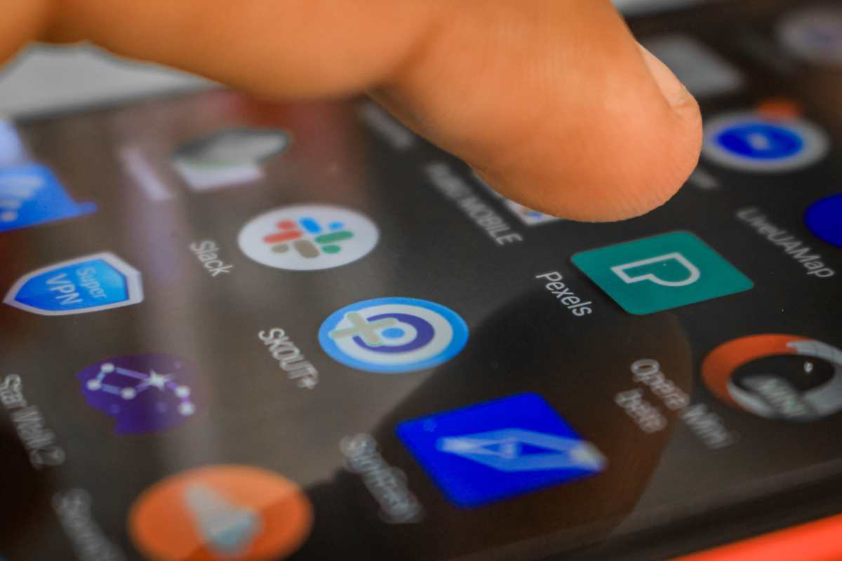 Una mano tocca schermo dello smartphone