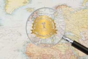 cartina dell'europa con lente d'ingrandimento e logo top1