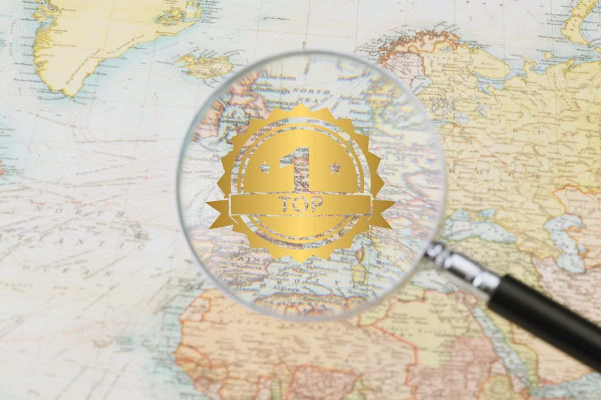 cartina dell'europa con lente d'ingrandimento e logo top1