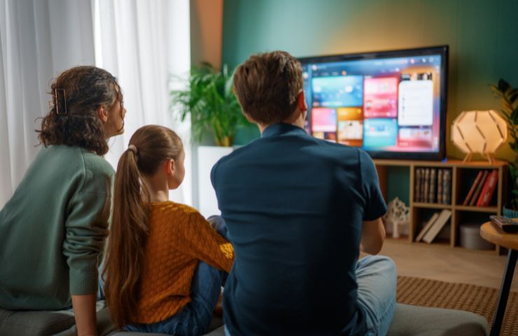 famiglia guarda tv
