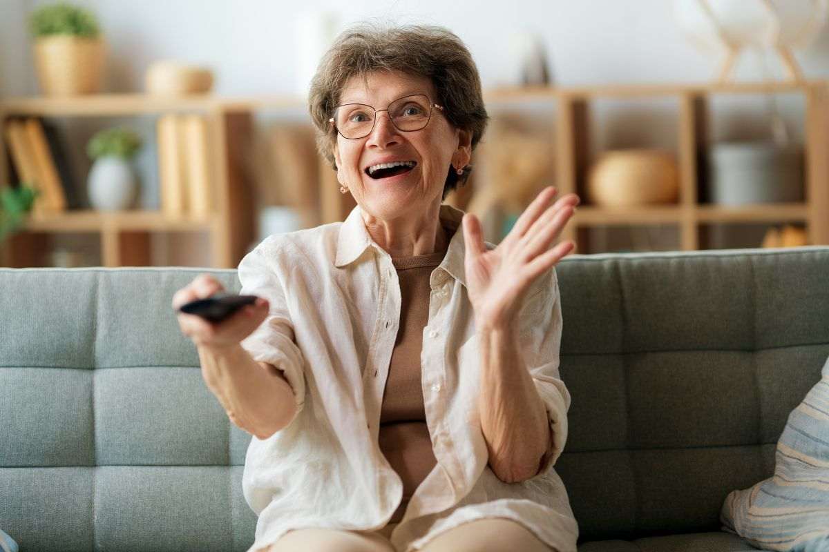 donna contenta con telecomando in mano