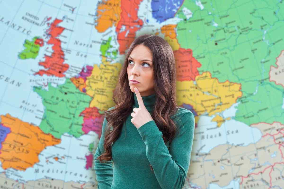 ragazza che guarda con dubbio la cartina dell'europa
