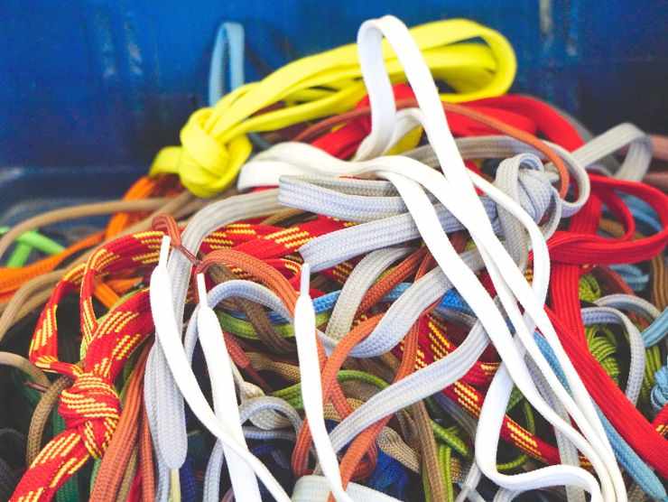 lacci colorati di scarpe
