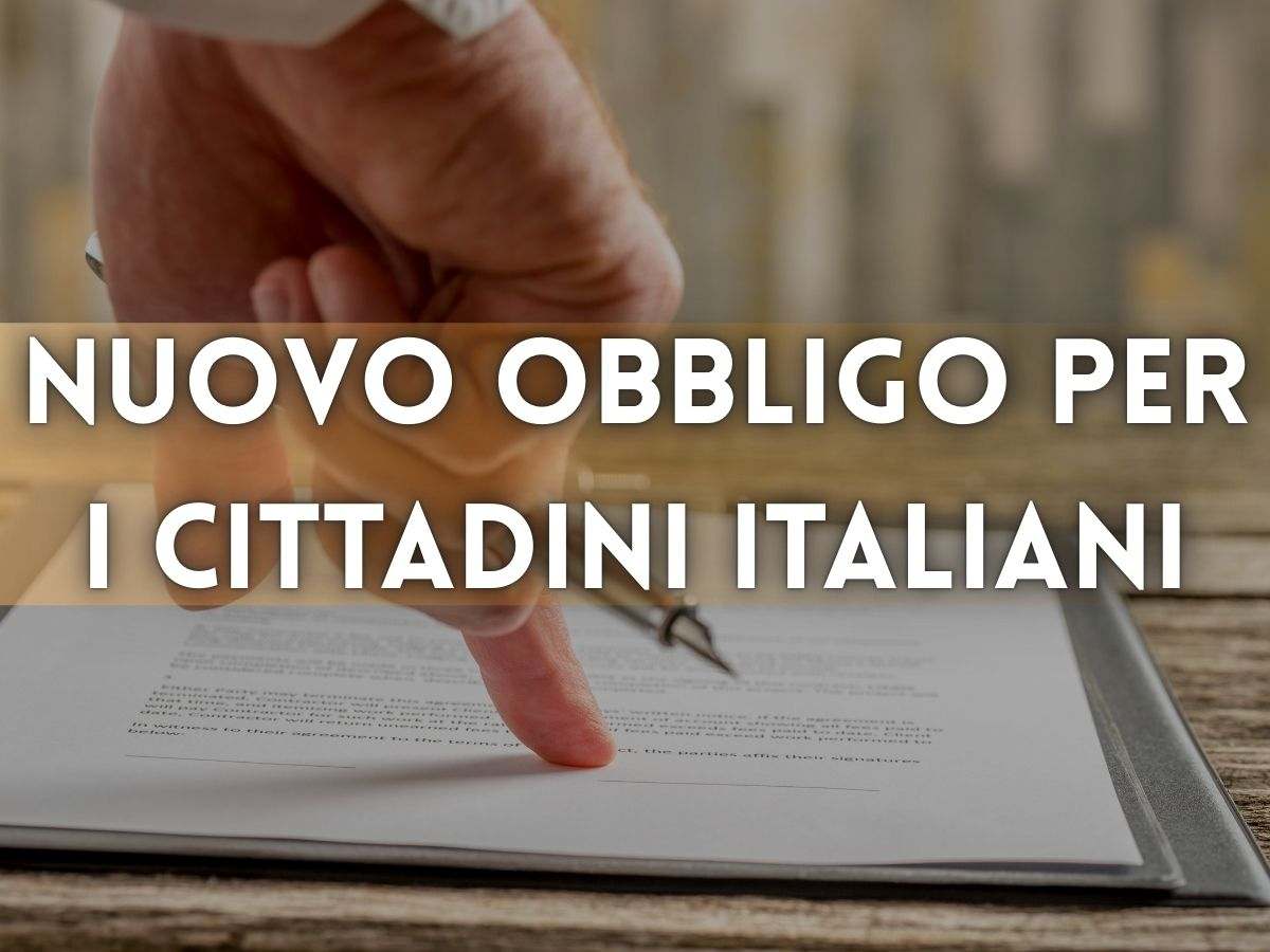persona punta dito su un documento