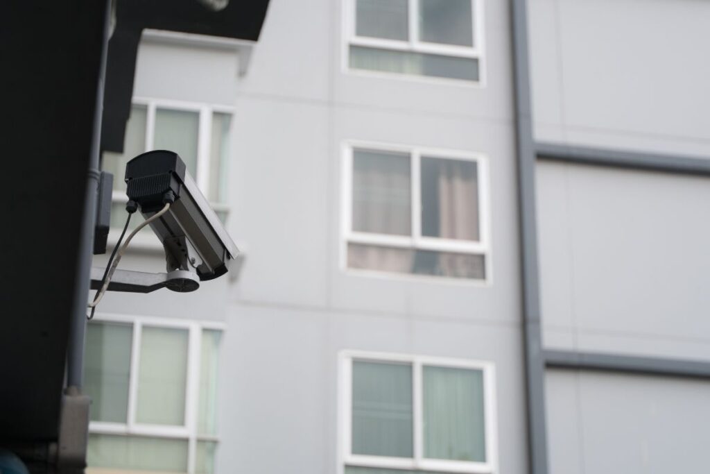 Telecamere in condominio: se il tuo vicino le mette così puoi fargliele togliere, non sono legali