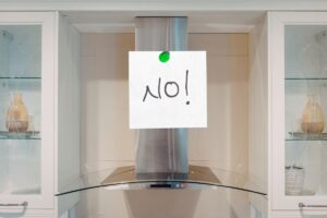 cappa della cucina con post-it su cui è scritto no