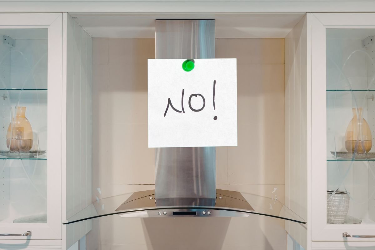 cappa della cucina con post-it su cui è scritto no