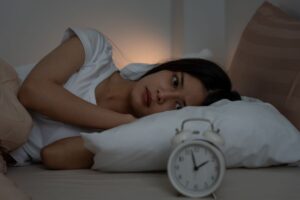 donna che si sveglia di notte