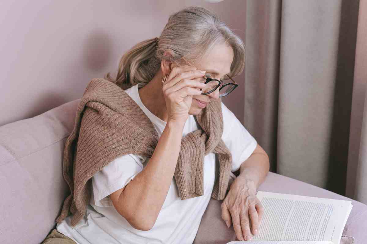 donna anziana legge dei documenti con interesse