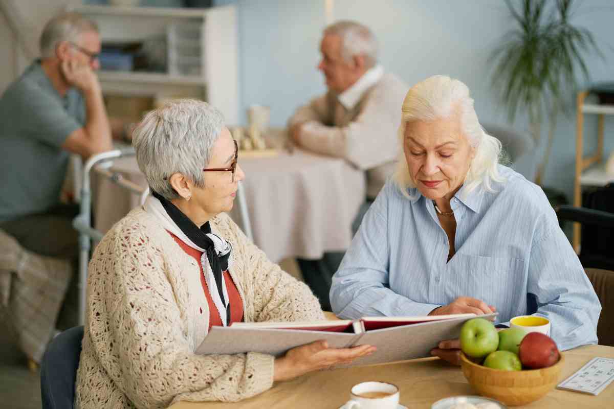 due donne parlano tra loro