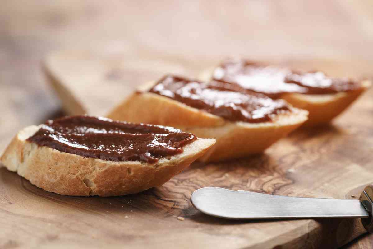 crema alla nocciola spalmata su fette di pane
