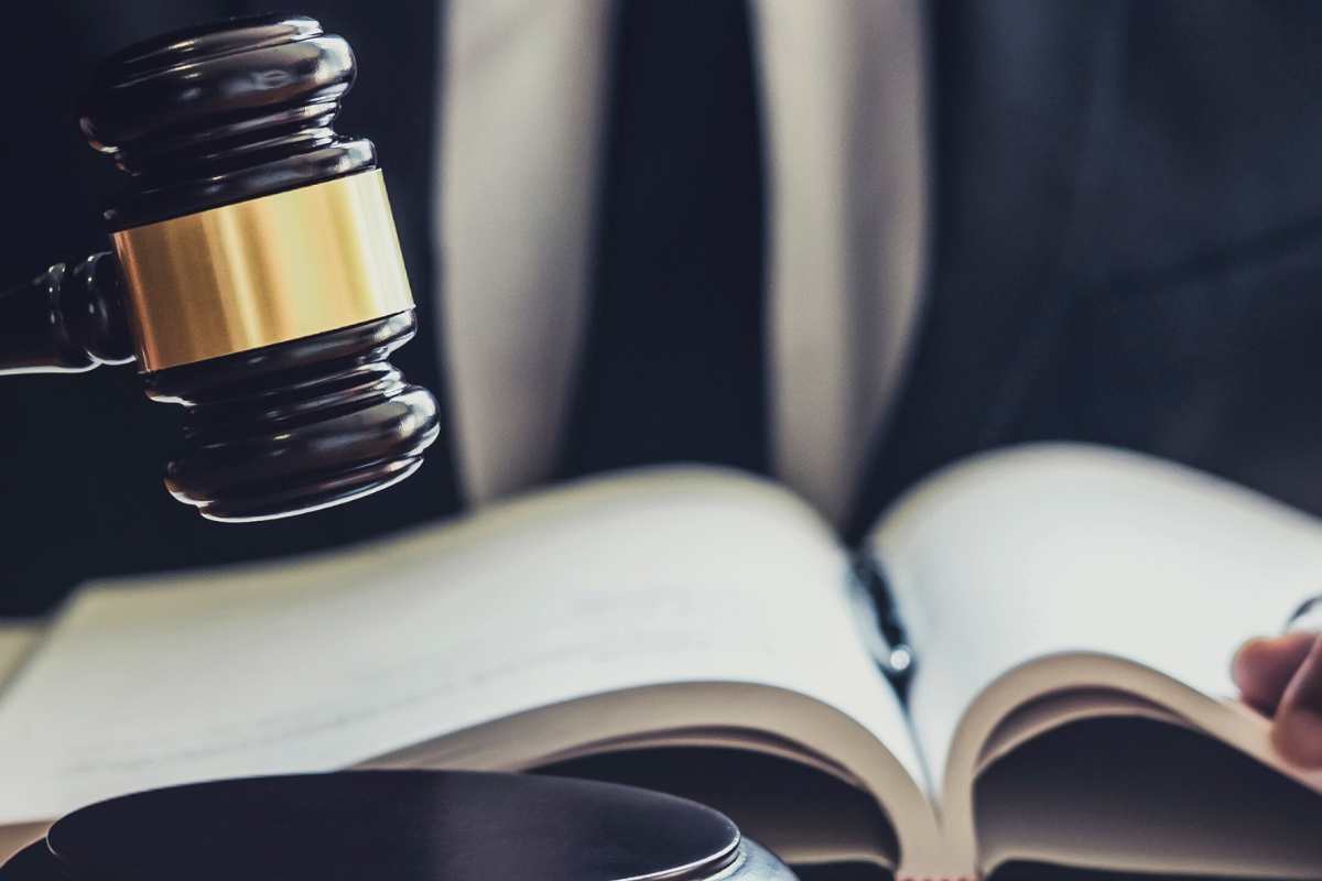 un giudice legge la sentenza