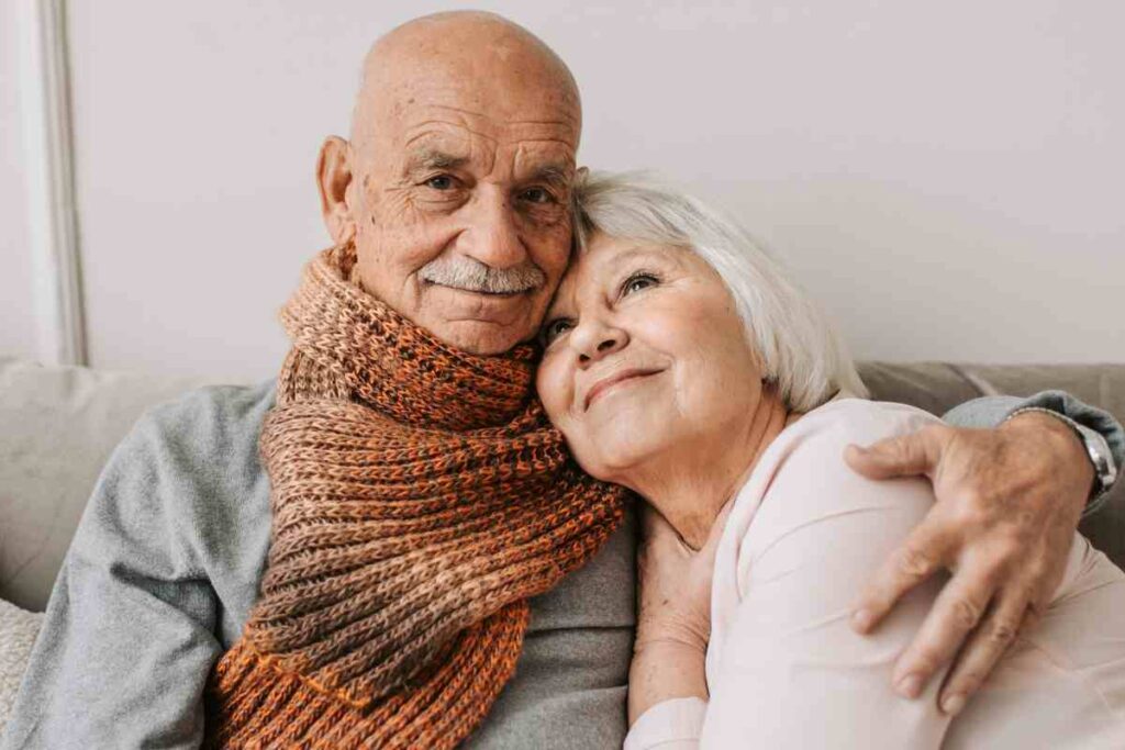 due pensionati si abbracciano