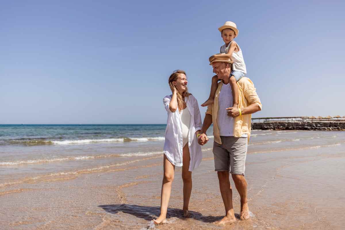 una famiglia sulla spiaggia