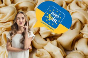 Una donna con affianco una vignetta e all'interno il logo eurospin, sullo sfondo tortellini