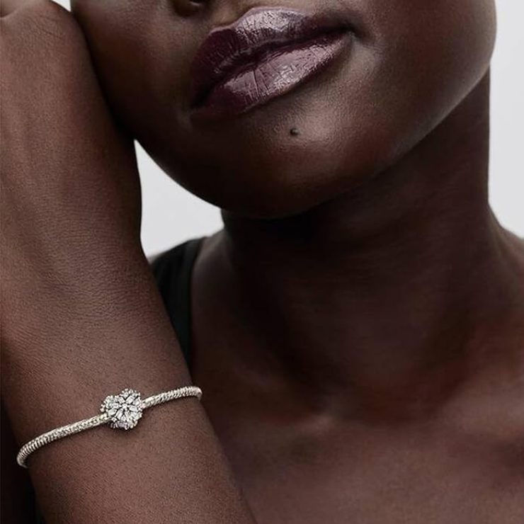 Donna indossa bracciale