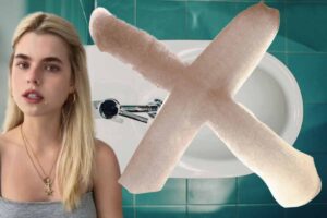 una ragazza e una grande x sopra un bidet