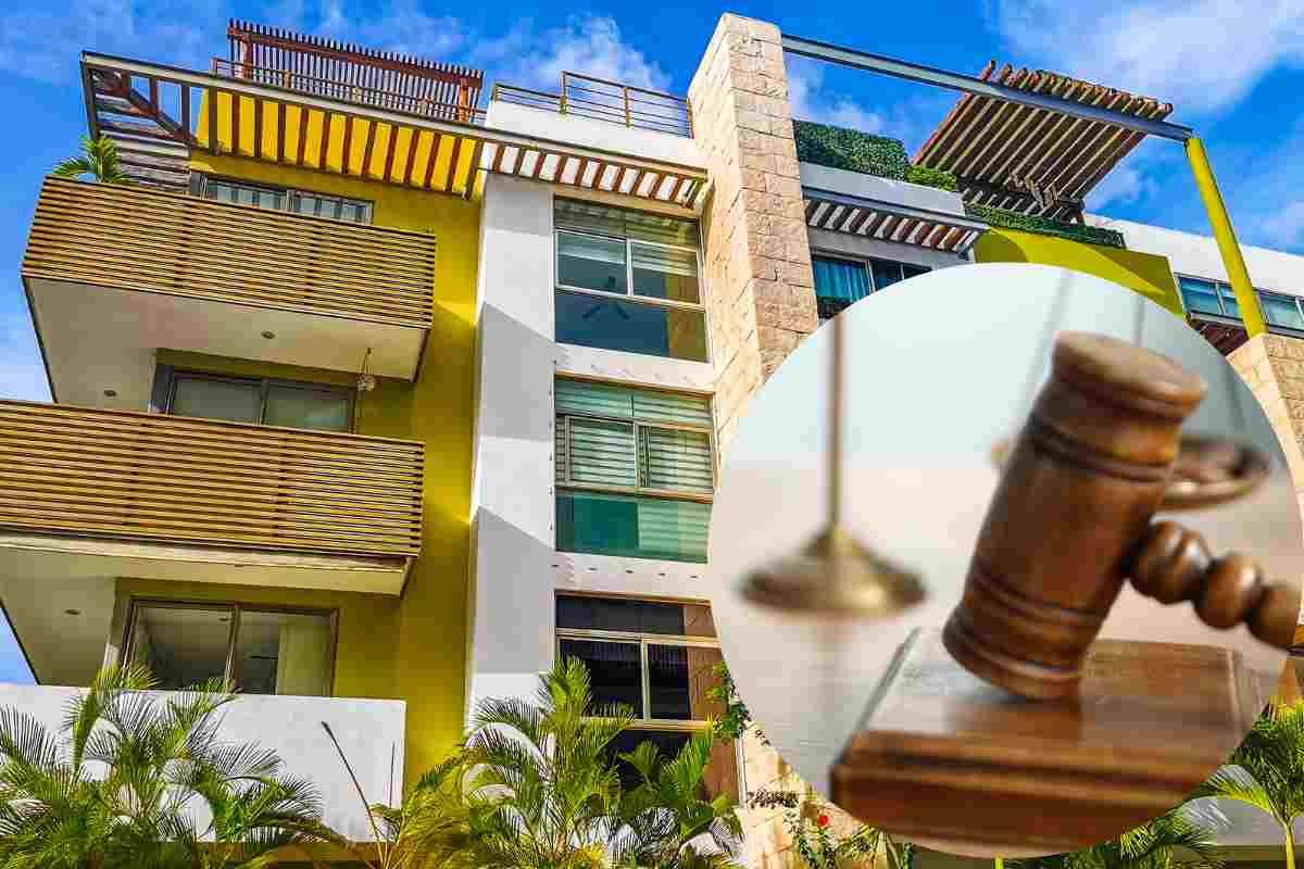 un dondominio e nel cerchio un martello da giudice