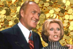 sandra e raimondo e alle spalle monete d'oro