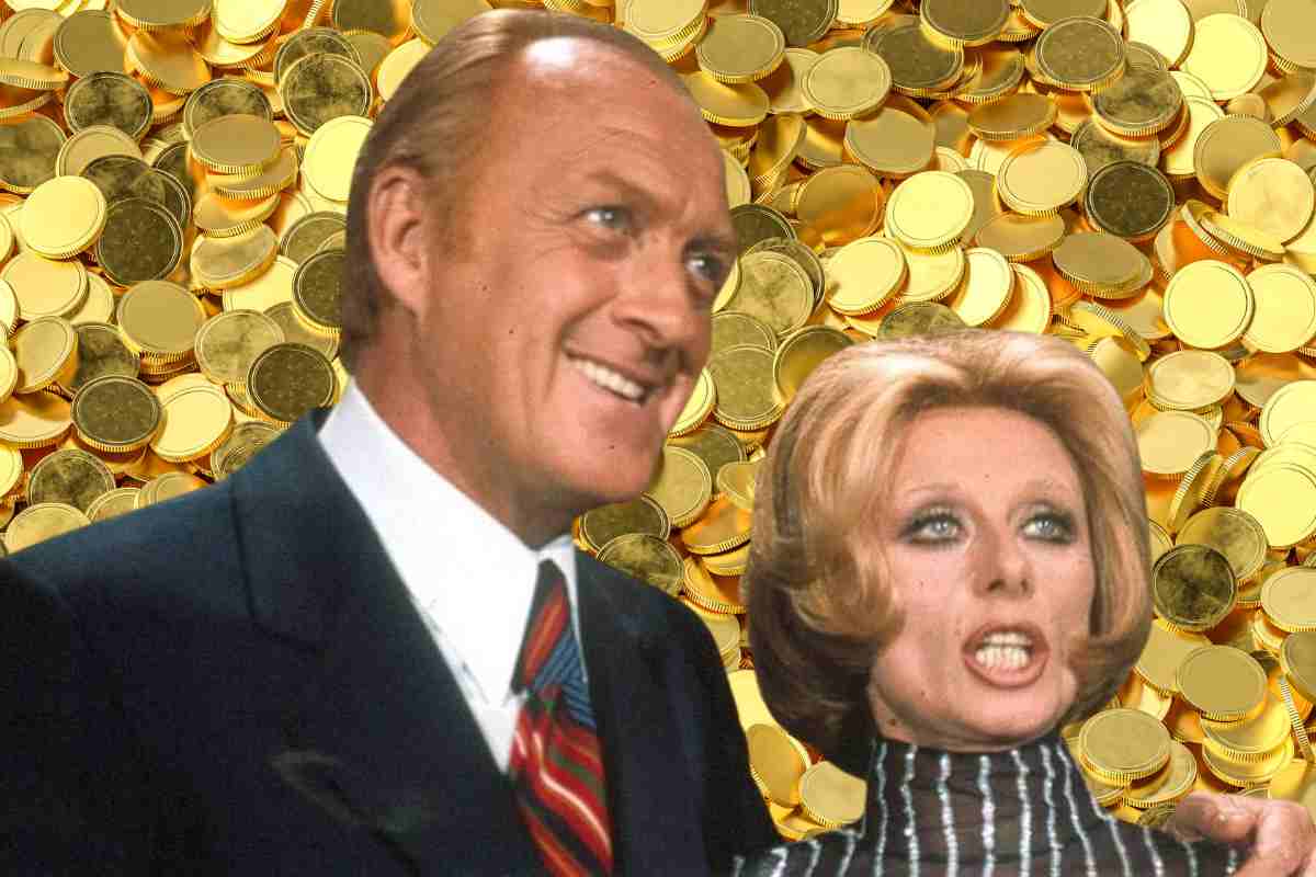 sandra e raimondo e alle spalle monete d'oro