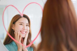 donna parla allo specchio da sola