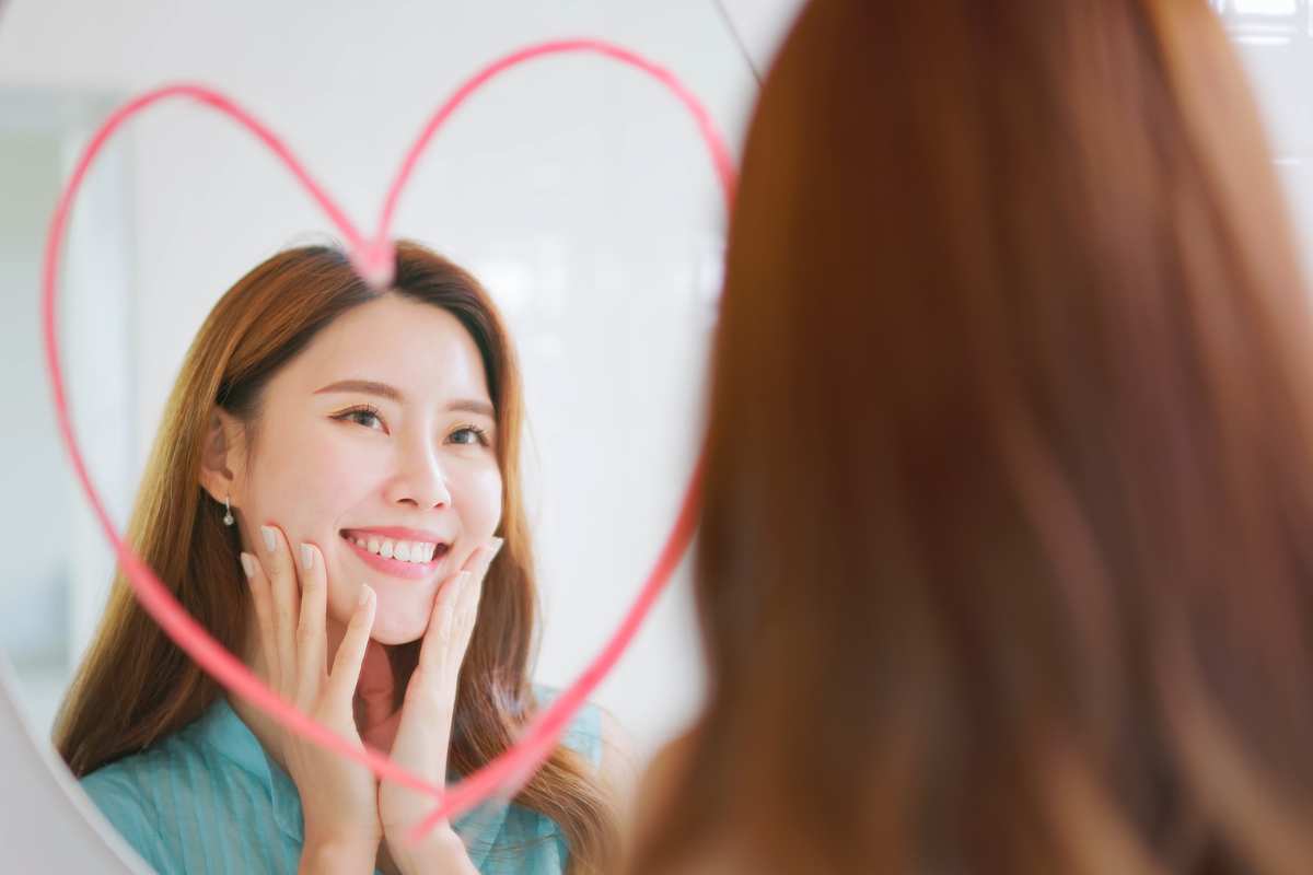 donna parla allo specchio da sola