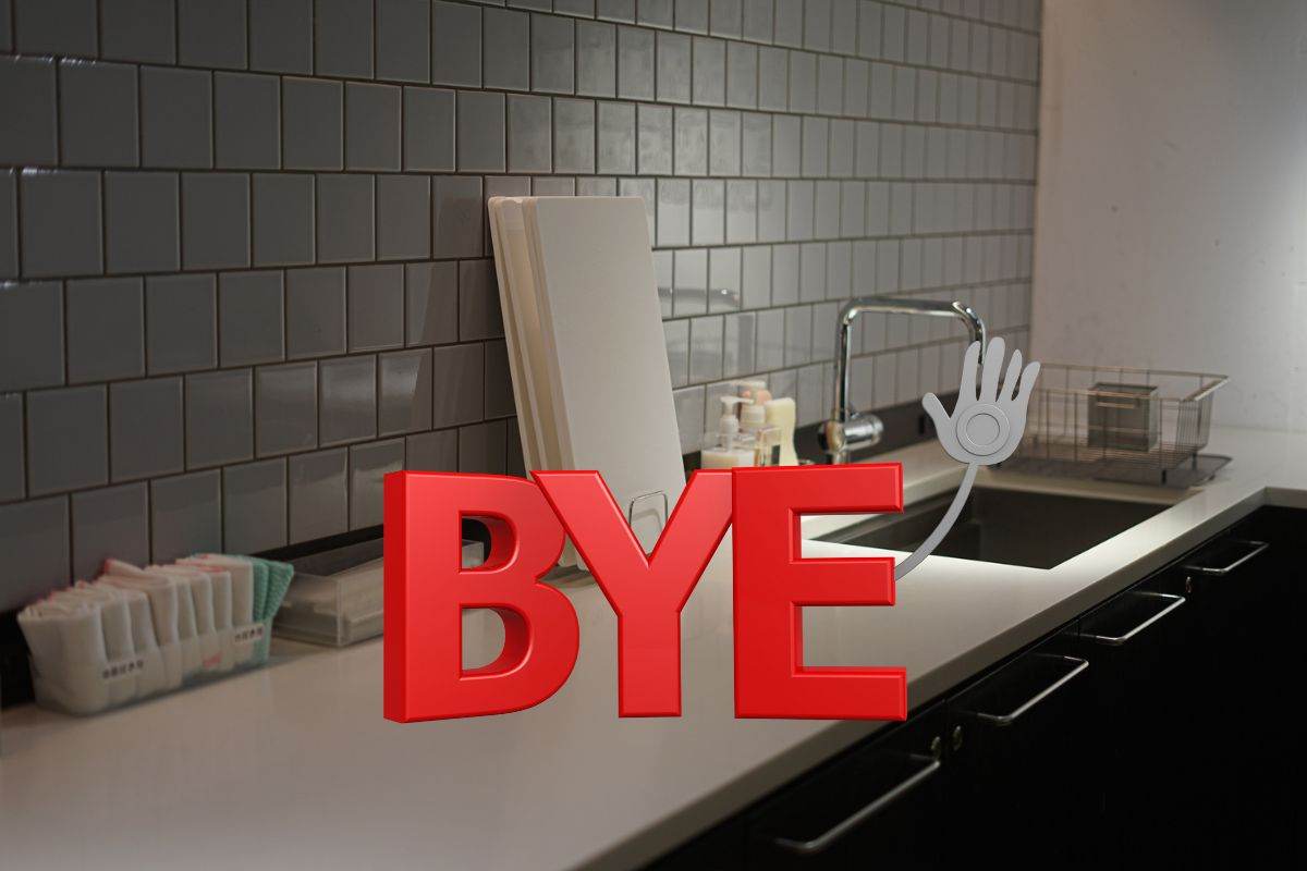 cucina con piastrelle e scritta bye