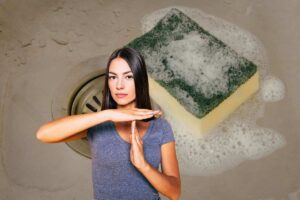 donna che dice stop alla classica spugna per piatti