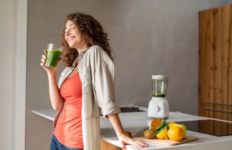 donna che beve bibita