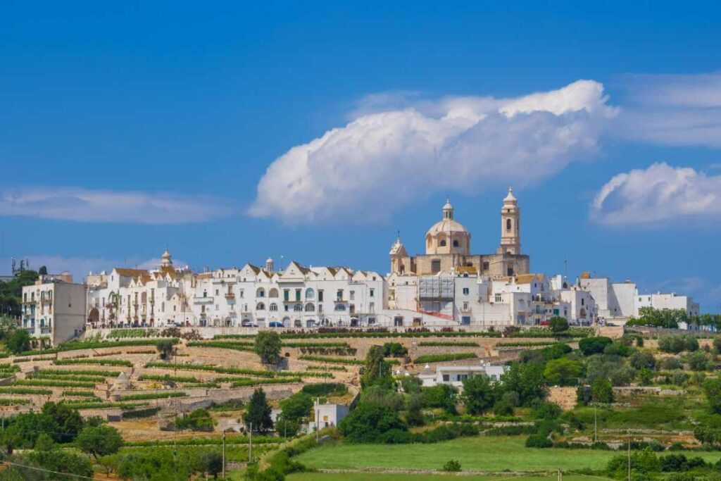 Non solo Alberobello, il borgo di Locorotondo è una perla da scoprire: vicoli bianchi e tetti a cummerse, ma anche cibo tipico e il vino bianco per veri intenditori
