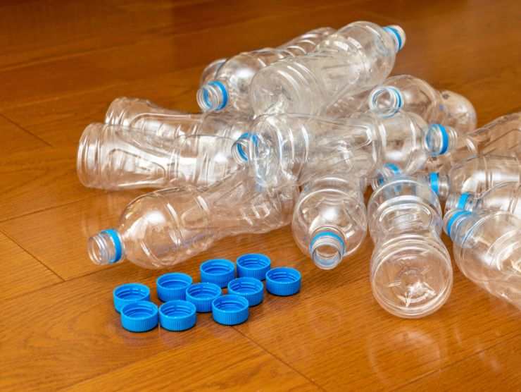 bottiglie di plastica vuote e tappi blu