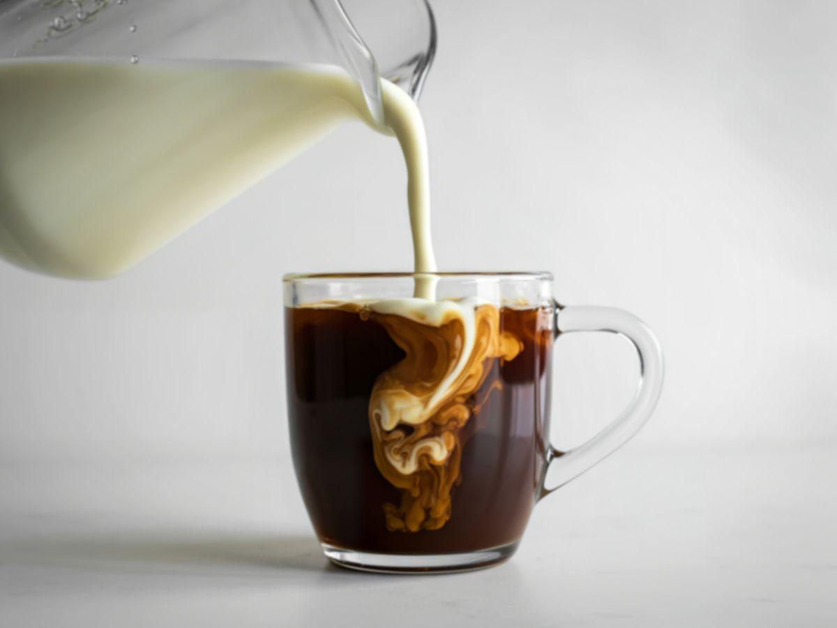 un caffè con ghiaccio e latte