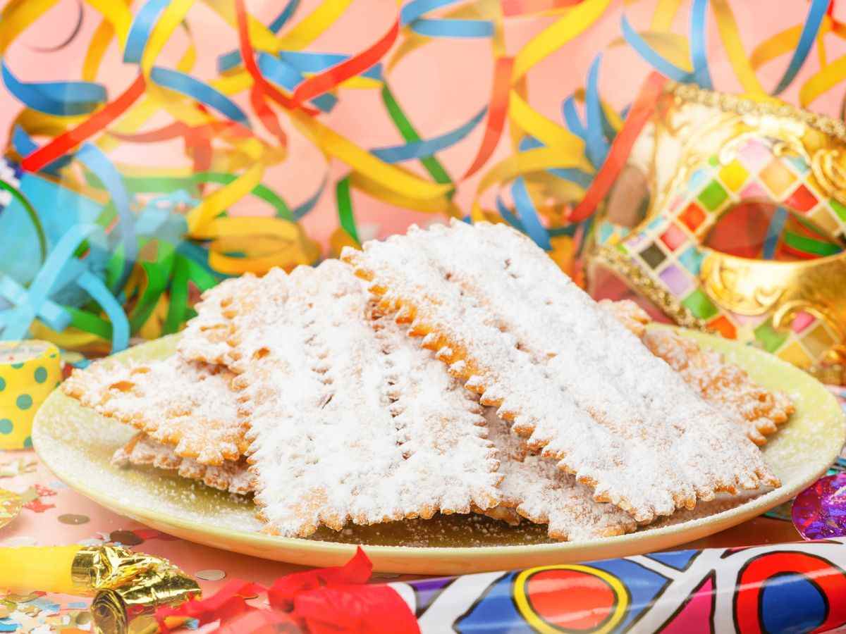 un piatto di chiacchiere con zucchero al velo