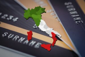 carte di credito in cui si legge la parola cognome e italia grafica in primo piano