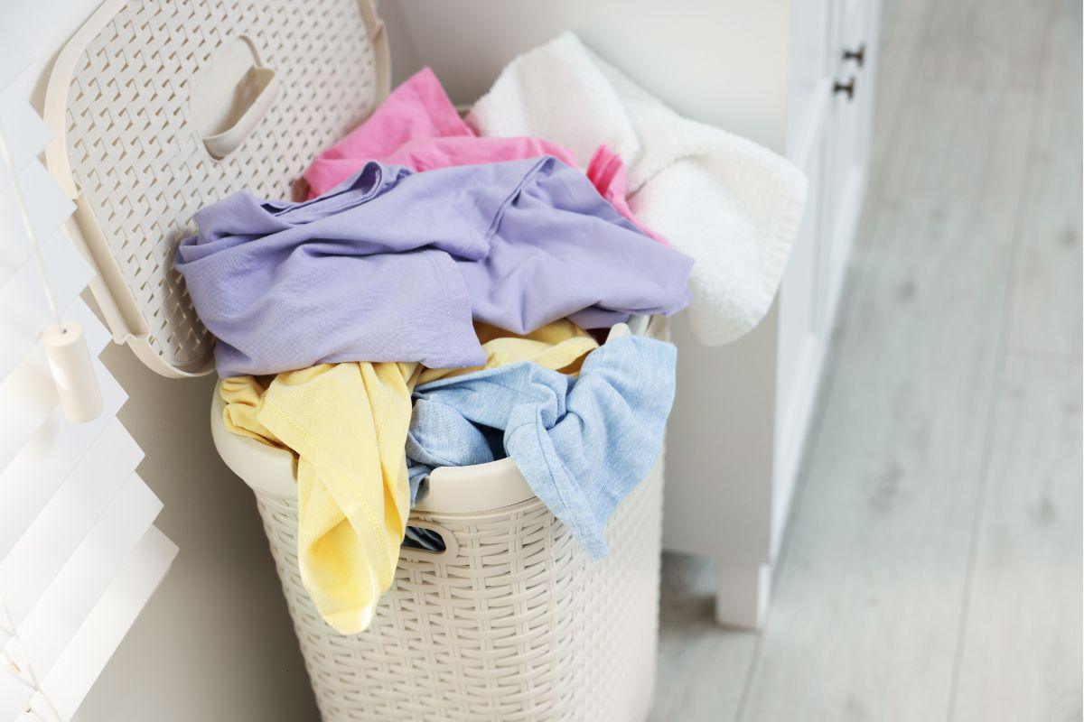 cesta piena di panni da lavare