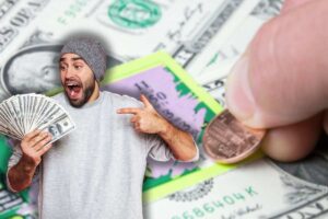 uomo che gratta gratta e vinci con monete e uomo che esulta con soldi