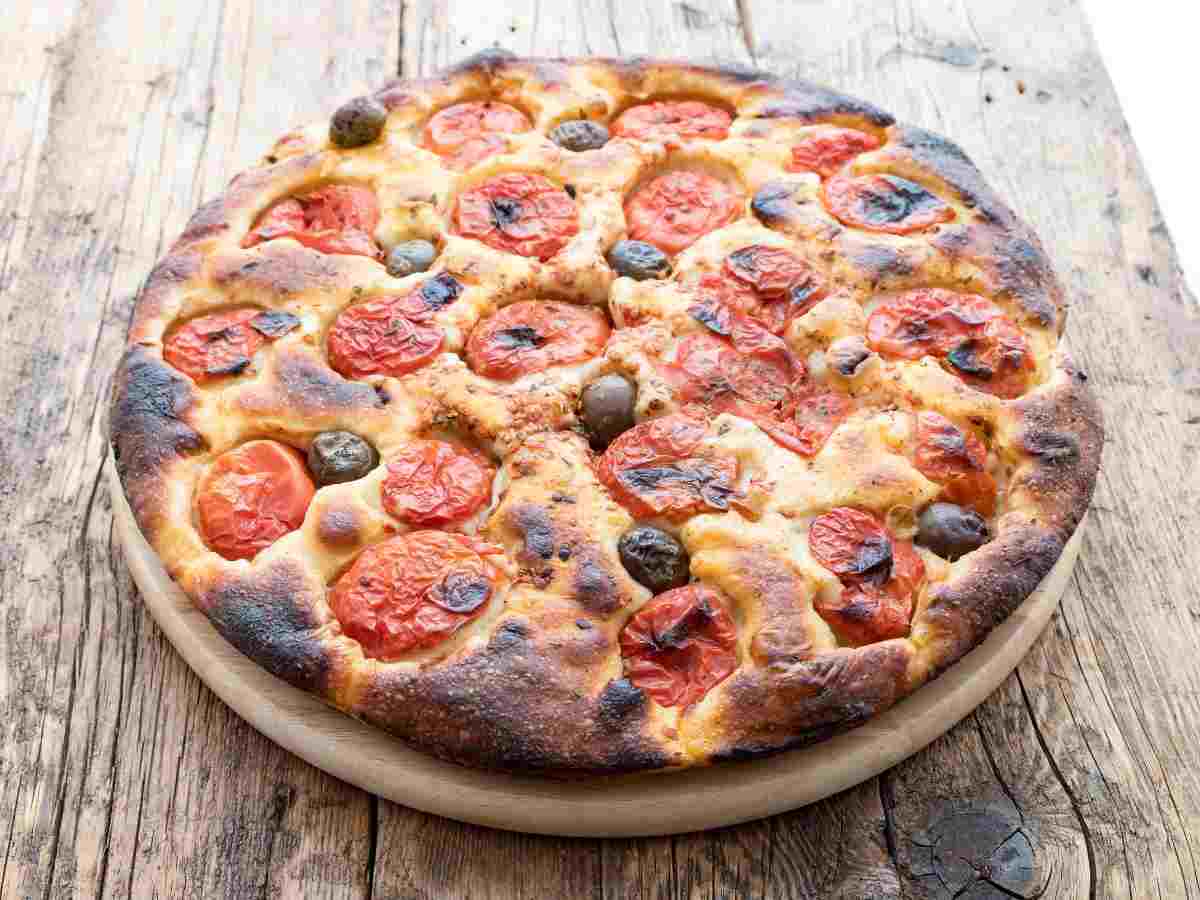 focaccia con pomodori e olive nere