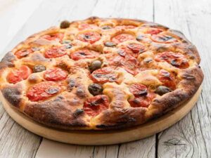 focaccia barese con pomodori