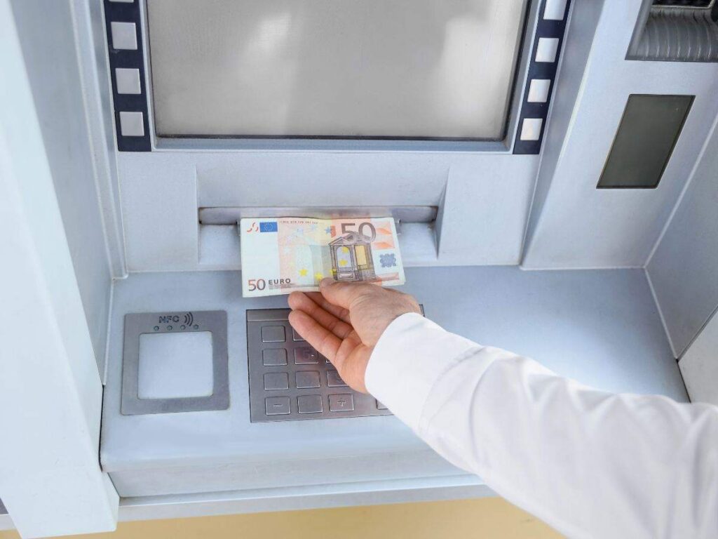 Prelievi e versamenti dal proprio conto: ci sono dei limiti, ecco a cosa stare attenti