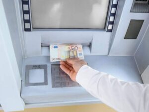 persona preleva 50 euro