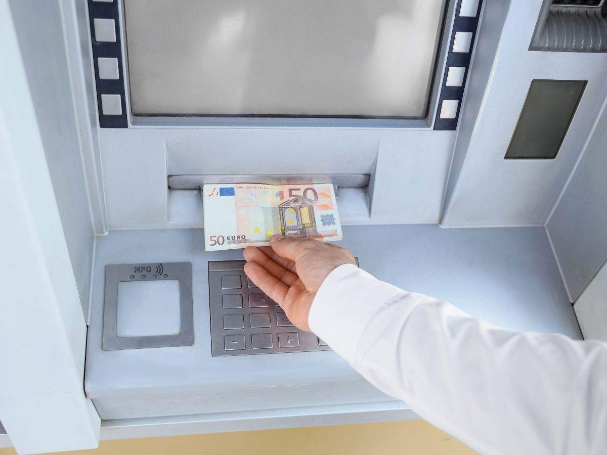 persona preleva 50 euro