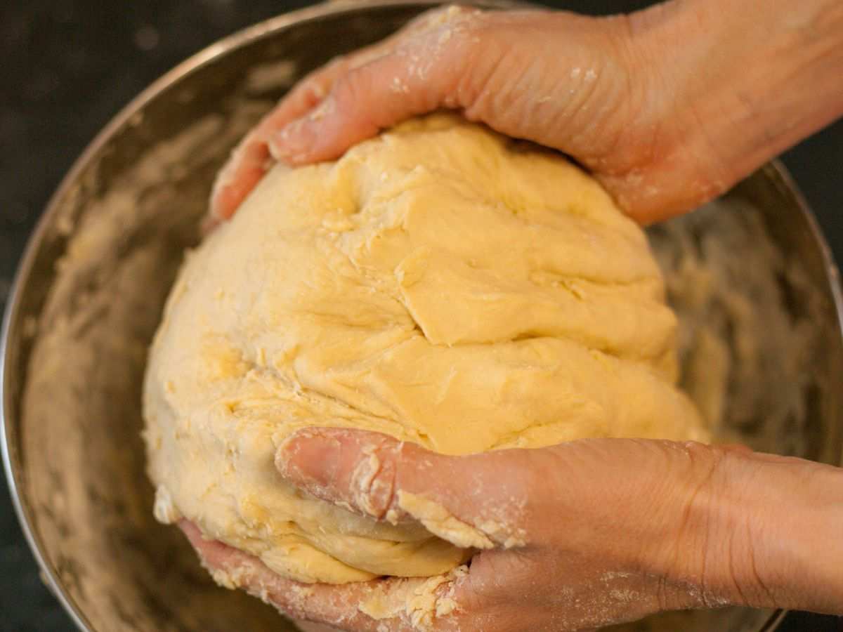 persona impasta un panetto