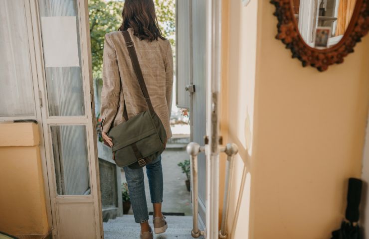 donna che esce di casa