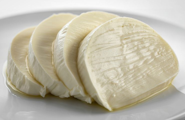 mozzarella tagliata a fette e sistemata su un piatto